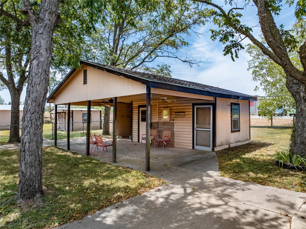 1046 Tx-71 West Point, TX 78963
