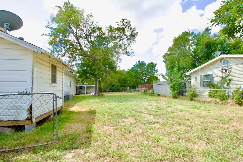1202 Tyler Thornton, TX 76687