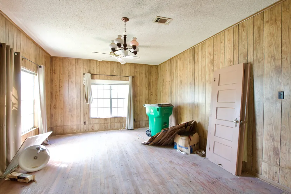 1202 Tyler Thornton, TX 76687