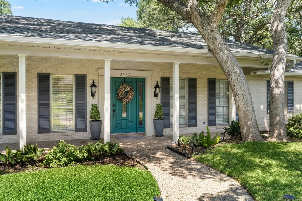 1300 Circlewood Drive Woodway, TX 76712