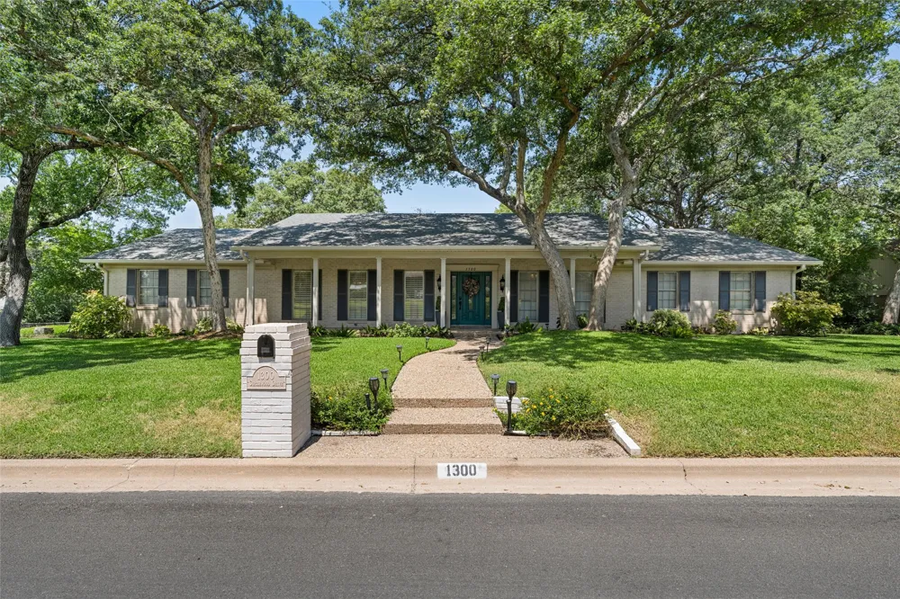 1300 Circlewood Drive Woodway, TX 76712