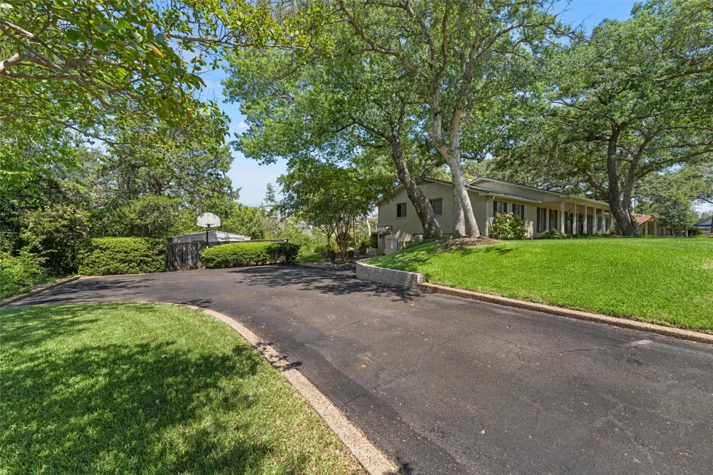1300 Circlewood Drive Woodway, TX 76712