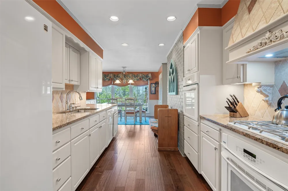 1300 Circlewood Drive Woodway, TX 76712