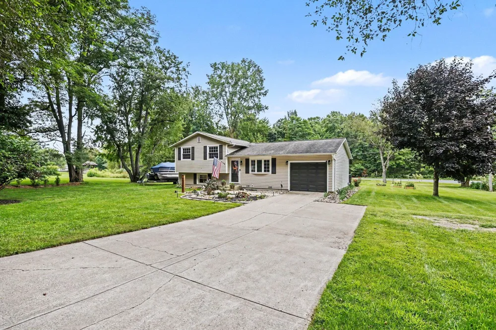 95427 Magician Lk Road Dowagiac, MI 49047