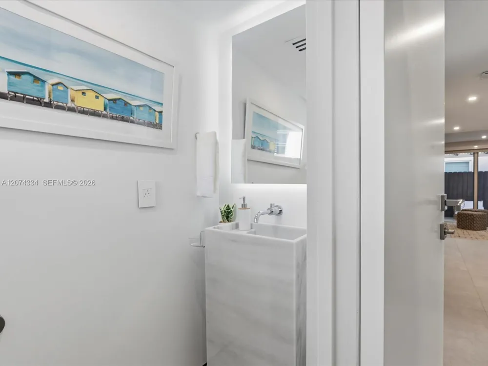2945 Bridgeport Ave #E Coconut Grove, FL 33133