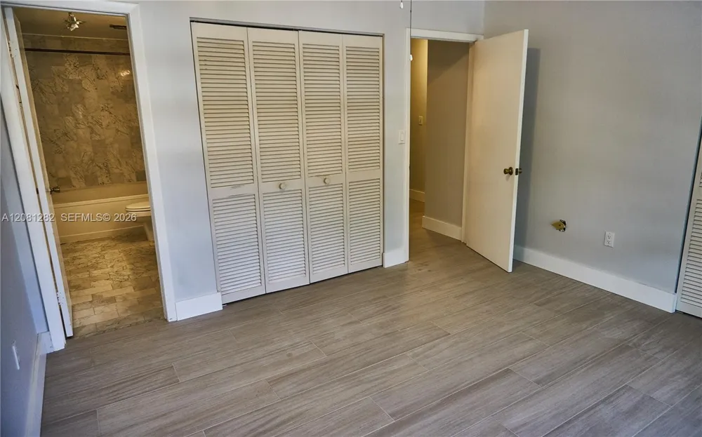 10042 SW 77th Ct Miami, FL 33156