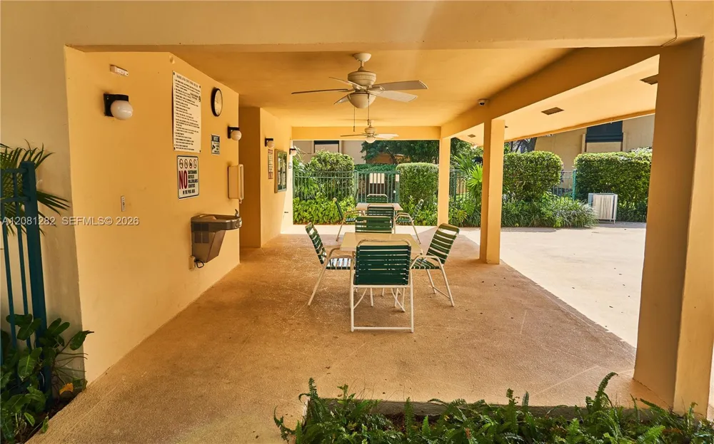 10042 SW 77th Ct Miami, FL 33156