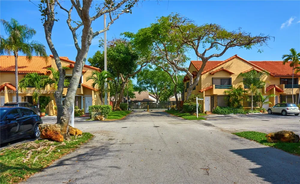 10042 SW 77th Ct Miami, FL 33156