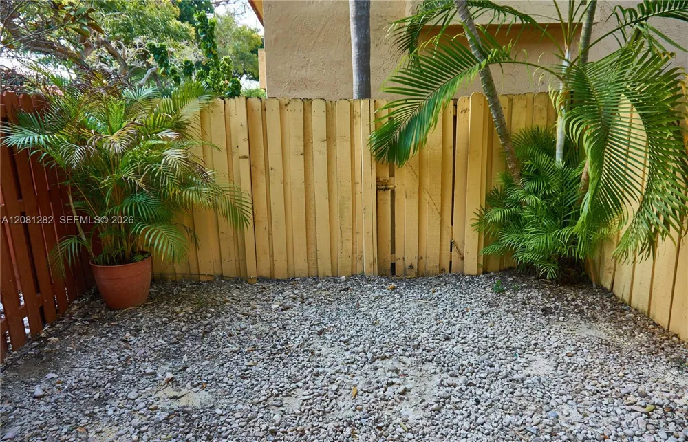 10042 SW 77th Ct Miami, FL 33156
