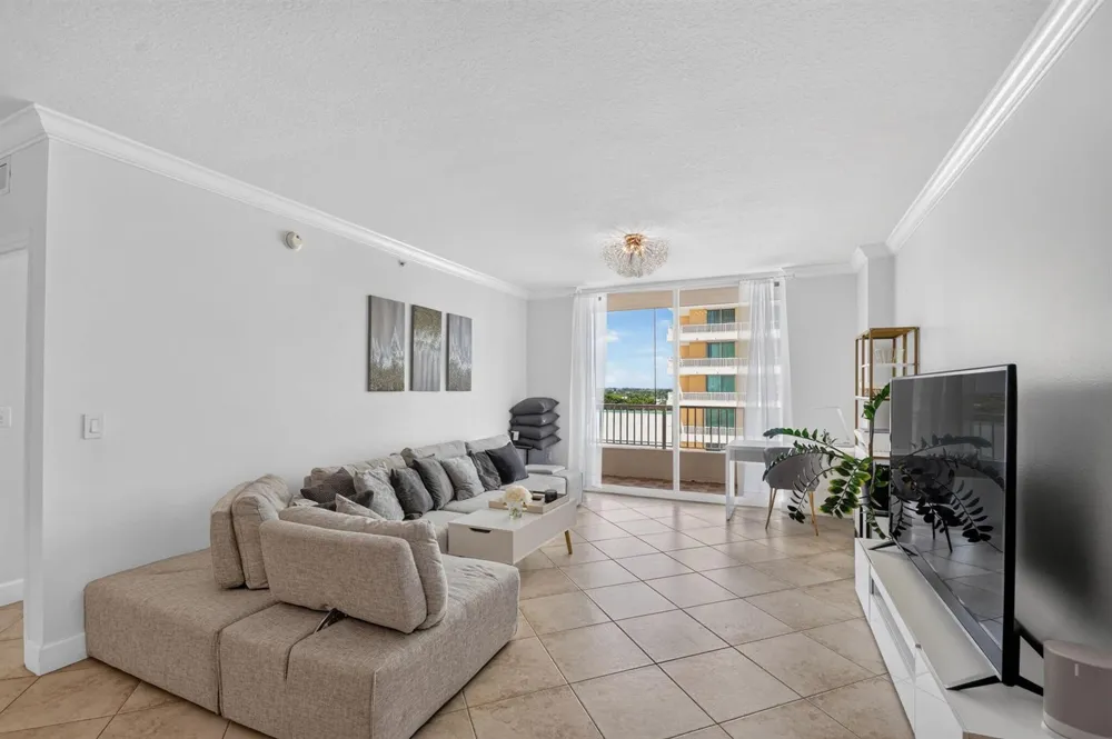 625 Casa Loma Boulevard #1009 Boynton Beach, FL 33435