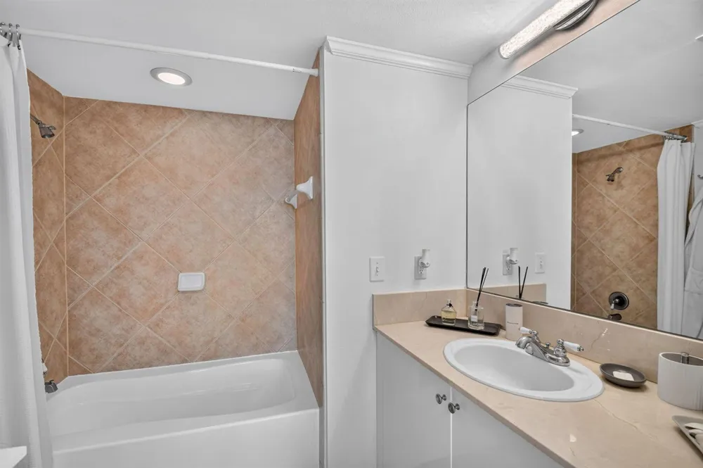 625 Casa Loma Boulevard #1009 Boynton Beach, FL 33435