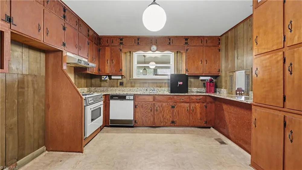 876 Brooklyn Avenue Ramseur, NC 27316