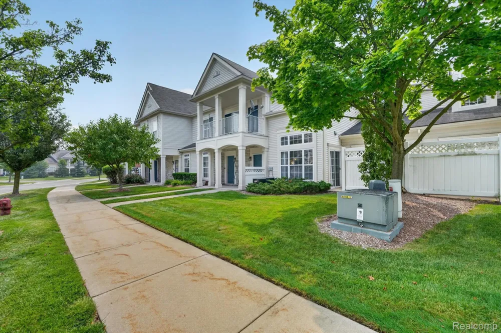 12106 Addington Drive Commerce Charter Township, MI 48390