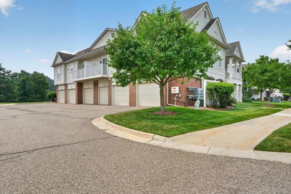 12106 Addington Drive Commerce Charter Township, MI 48390