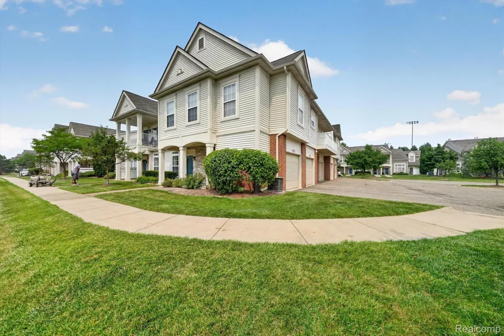 12106 Addington Drive Commerce Charter Township, MI 48390