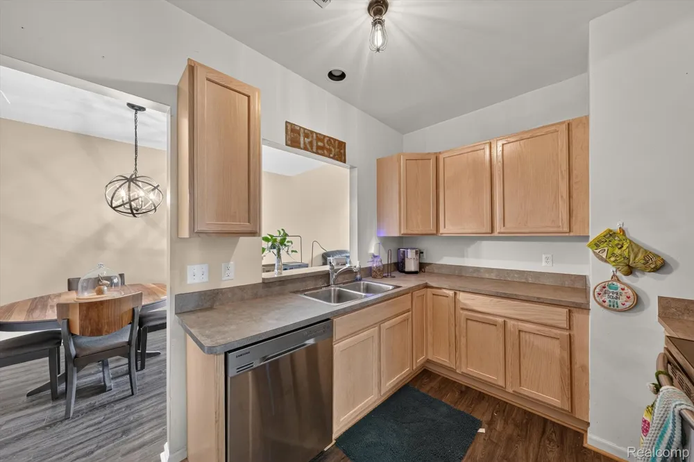 12106 Addington Drive Commerce Charter Township, MI 48390