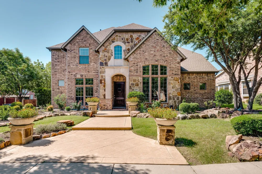 2254 Magic Mantle Drive Lewisville, TX 75056