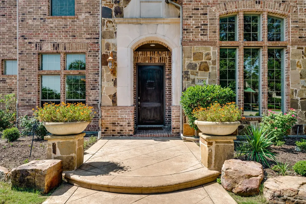 2254 Magic Mantle Drive Lewisville, TX 75056