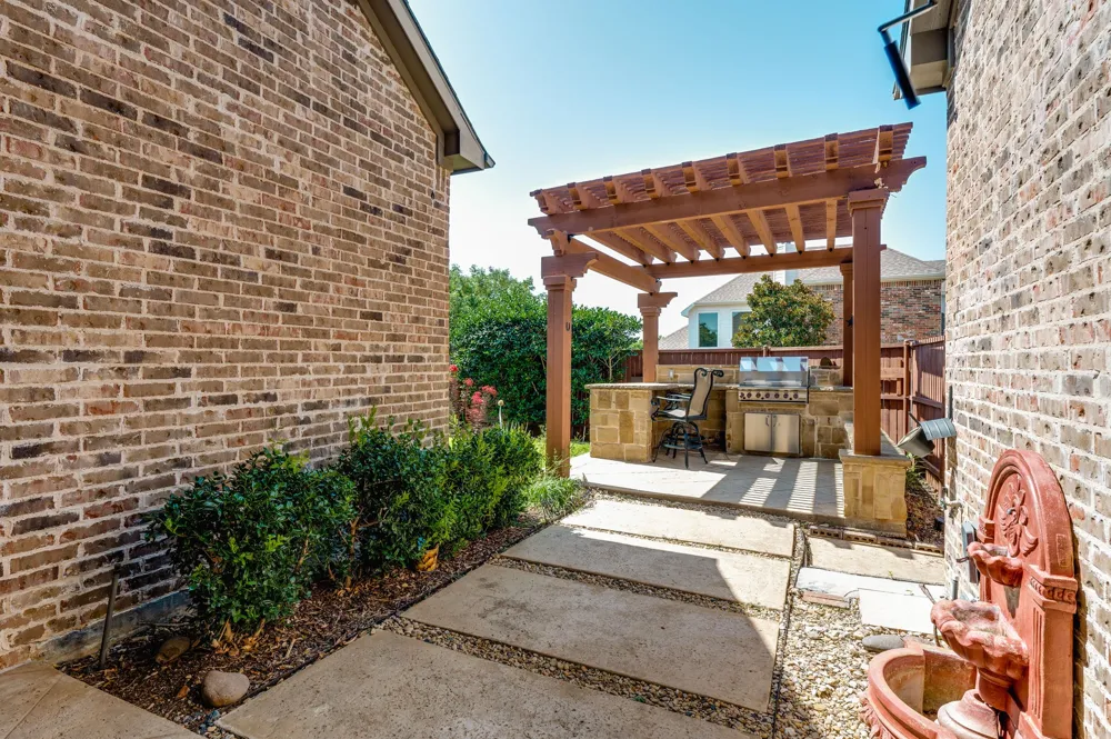 2254 Magic Mantle Drive Lewisville, TX 75056