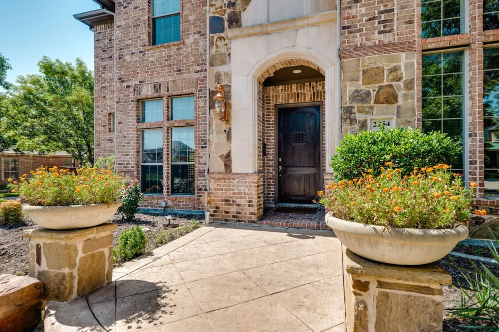 2254 Magic Mantle Drive Lewisville, TX 75056