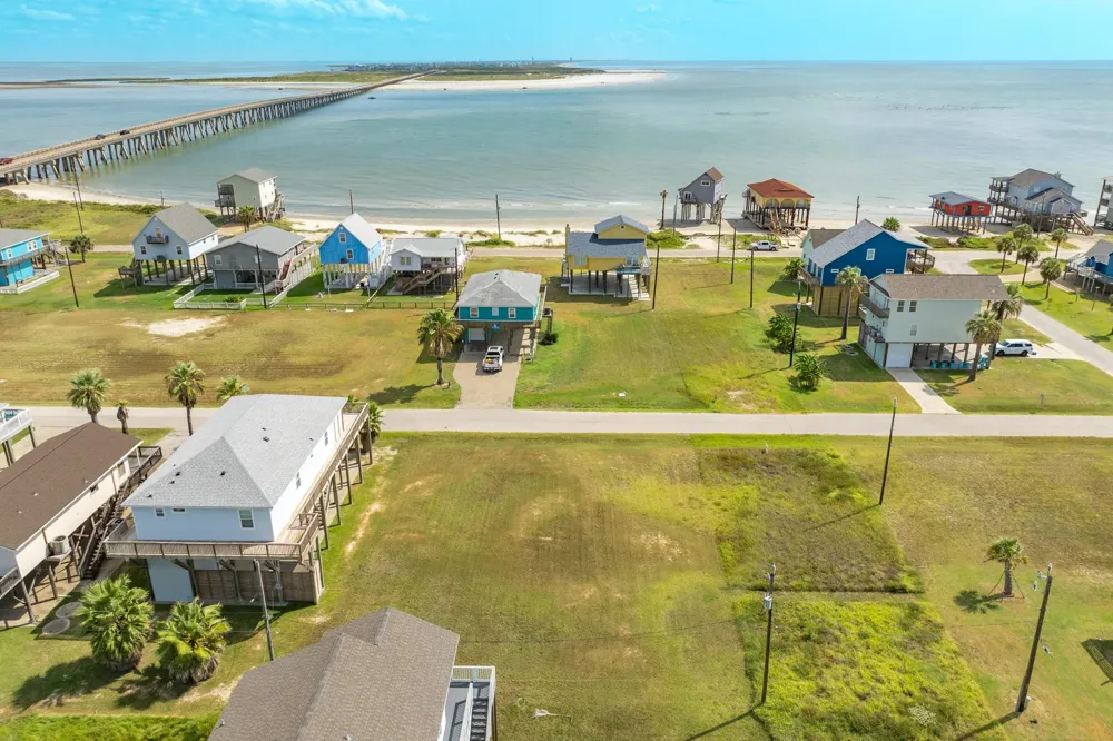 19 Jolly Roger Dr Freeport, TX 77541
