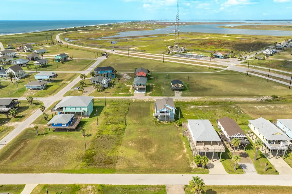 18 Jolly Roger Dr Freeport, TX 77541