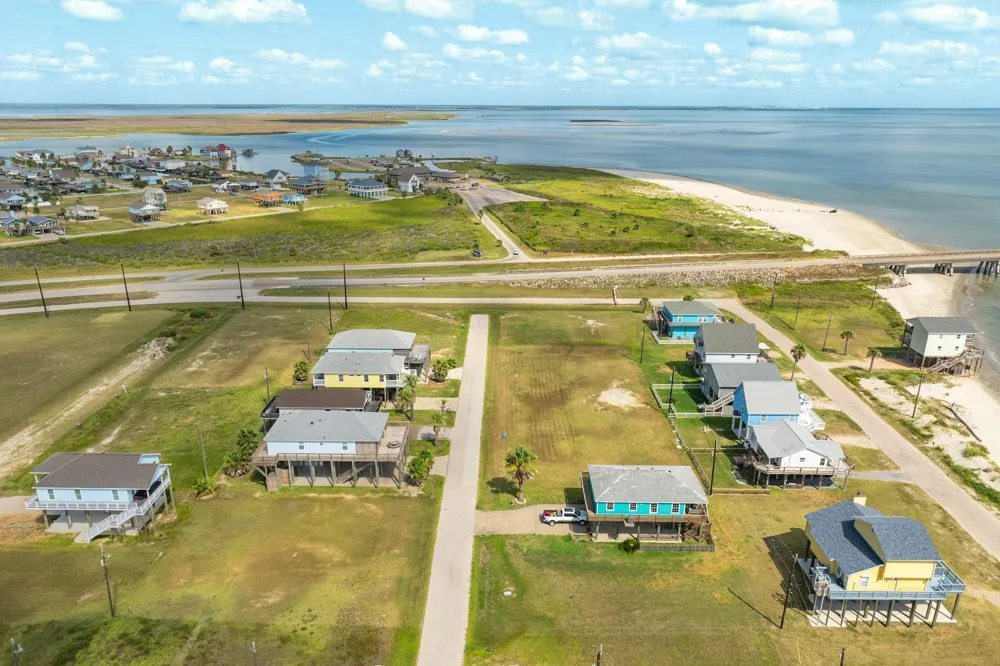 18 Jolly Roger Dr Freeport, TX 77541