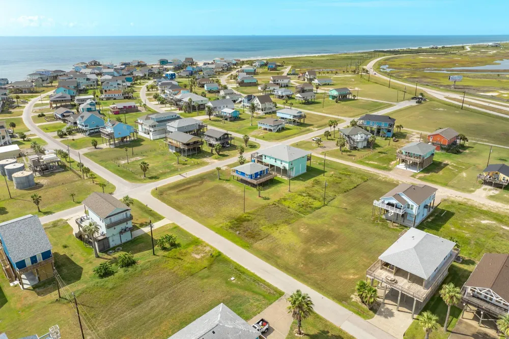 18 Jolly Roger Dr Freeport, TX 77541