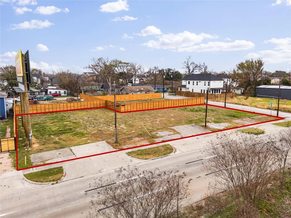 1025 Loop Houston, TX 77022