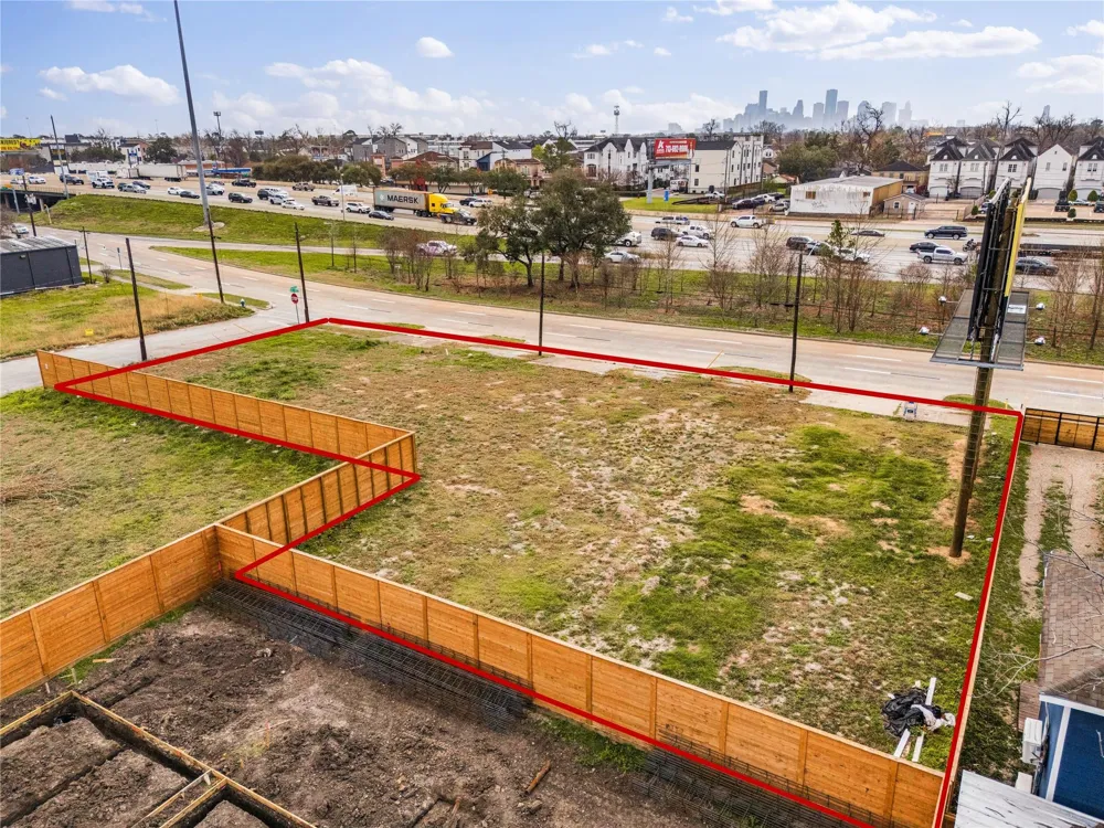 1025 Loop Houston, TX 77022