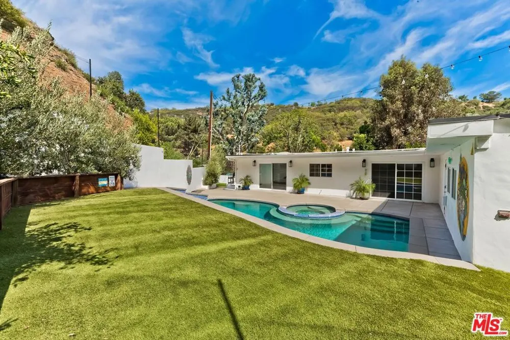 3493 Mandeville Canyon Road Los Angeles, CA 90049