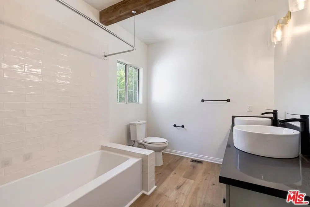 3493 Mandeville Canyon Road Los Angeles, CA 90049