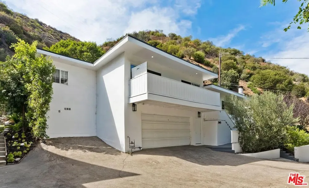 3493 Mandeville Canyon Road Los Angeles, CA 90049