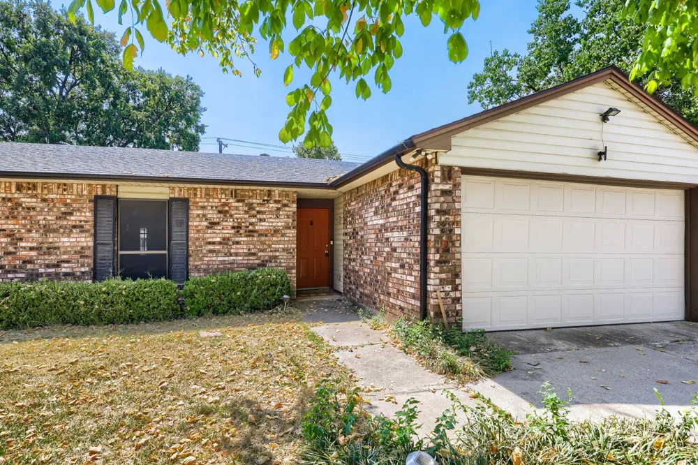 704 Fort Worth Street Mansfield, TX 76063