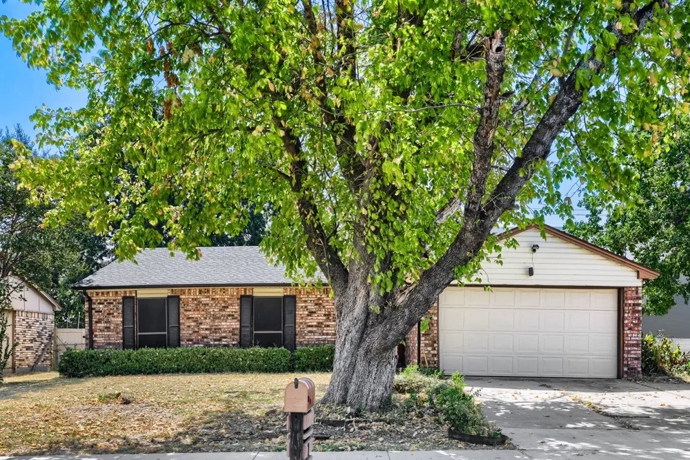 704 Fort Worth Street Mansfield, TX 76063