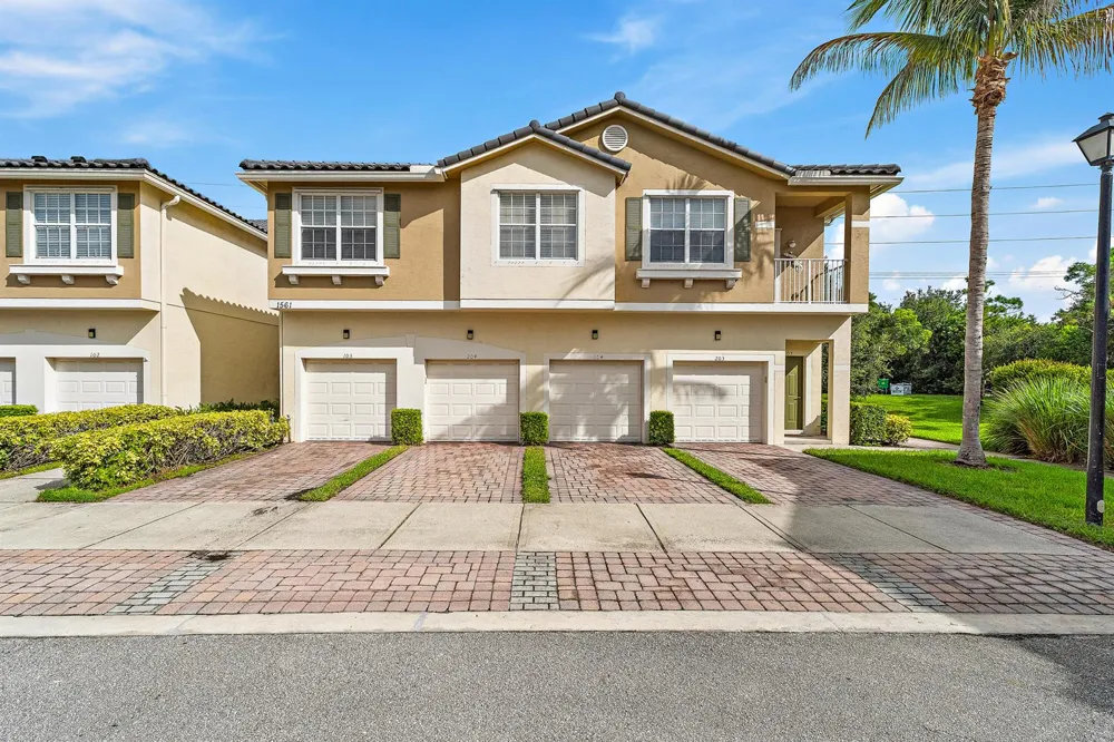 1561 SE Wilshire Place #204 Stuart, FL 34994