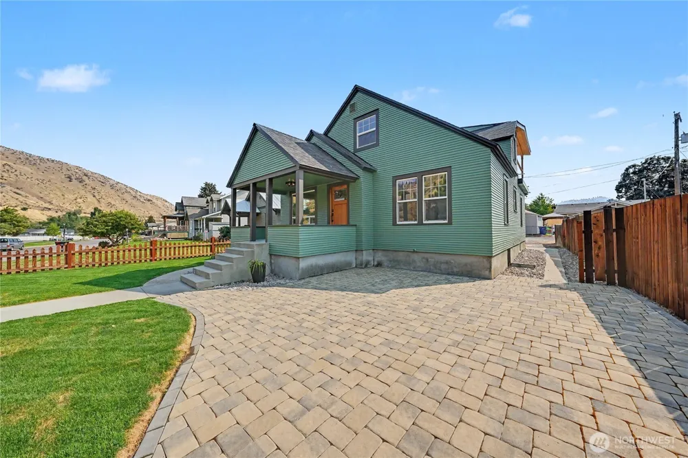 214 Riverside Drive Cashmere, WA 98815