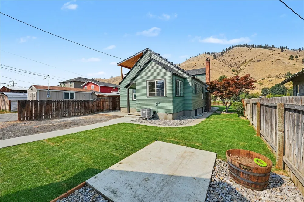 214 Riverside Drive Cashmere, WA 98815