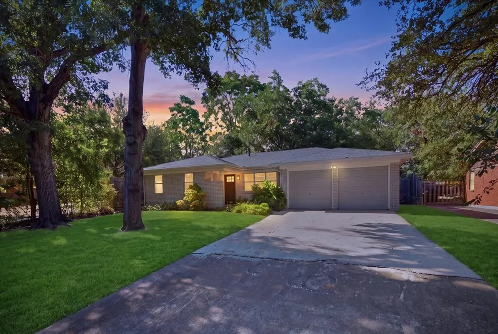 4711 Hope Street River Oaks, TX 76114
