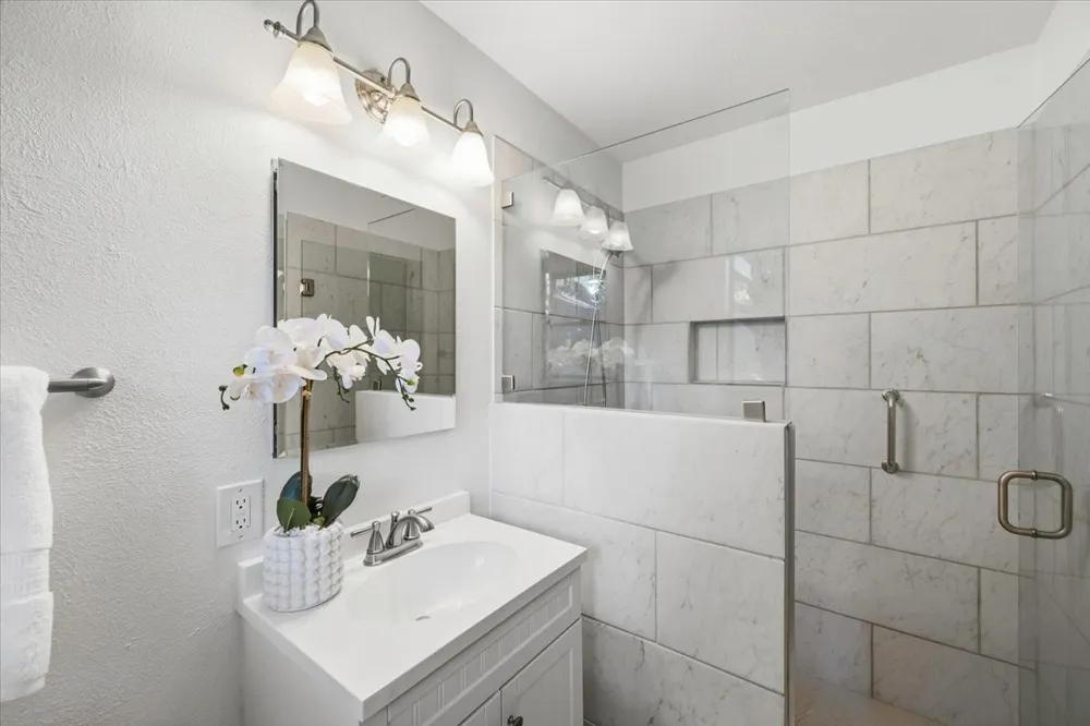 4711 Hope Street River Oaks, TX 76114