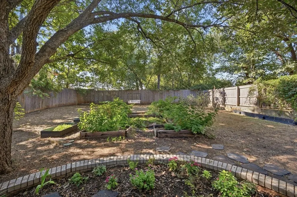 4711 Hope Street River Oaks, TX 76114