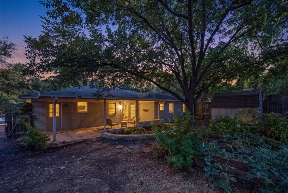 4711 Hope Street River Oaks, TX 76114