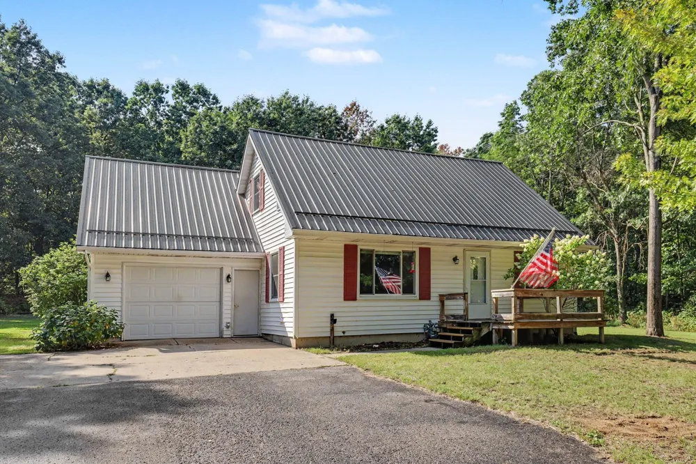 5910 Pine Court Greenville, MI 48838