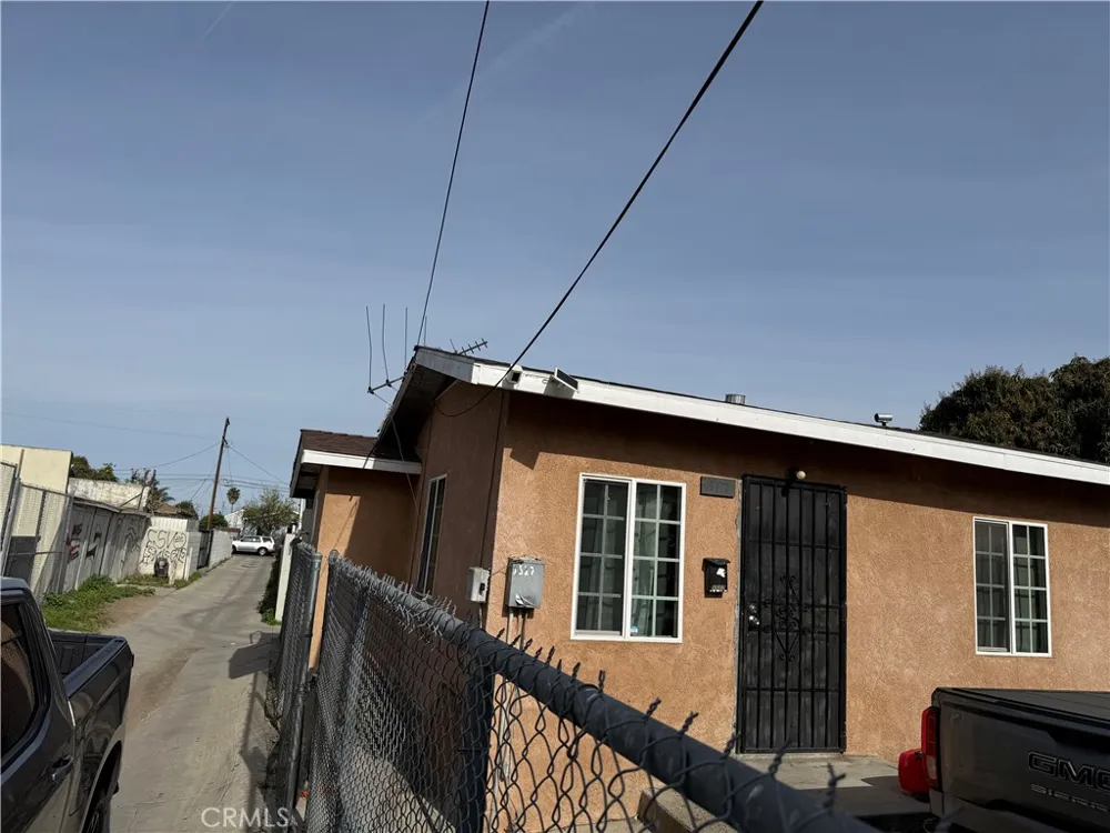 1515 E Young Wilmington, CA 90744