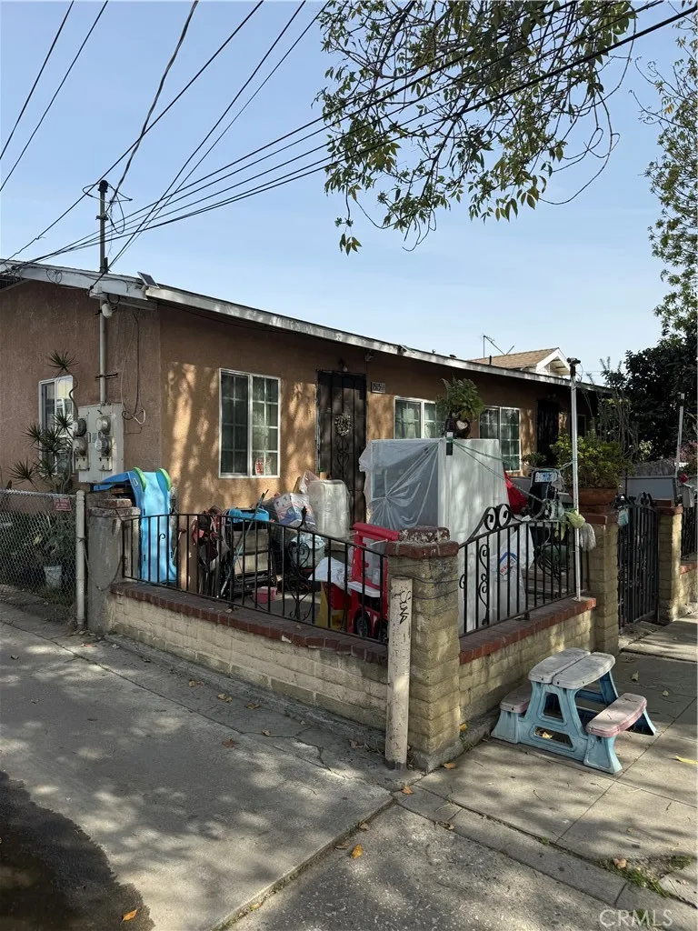 1515 E Young Wilmington, CA 90744