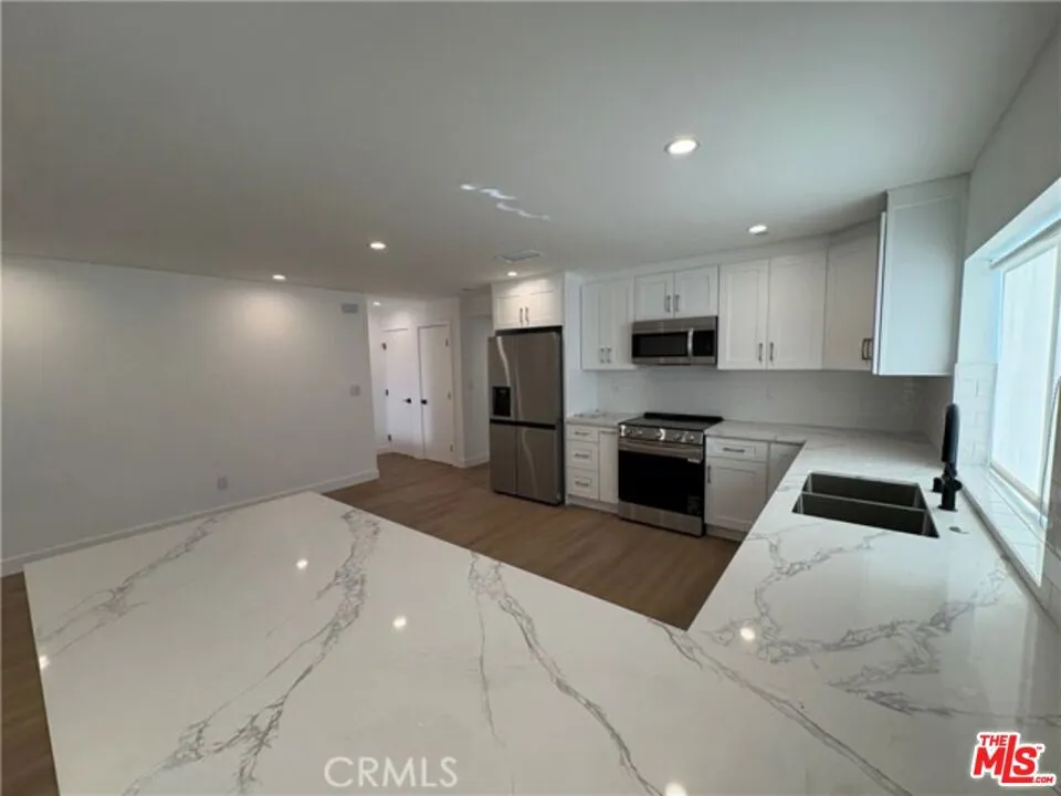 14165 Calvert Street Los Angeles, CA 91401
