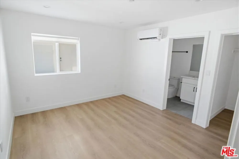 14165 Calvert Street Los Angeles, CA 91401