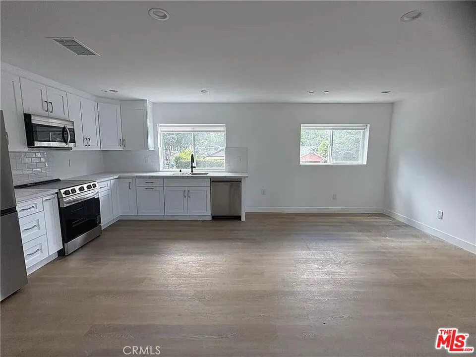14165 Calvert Street Los Angeles, CA 91401
