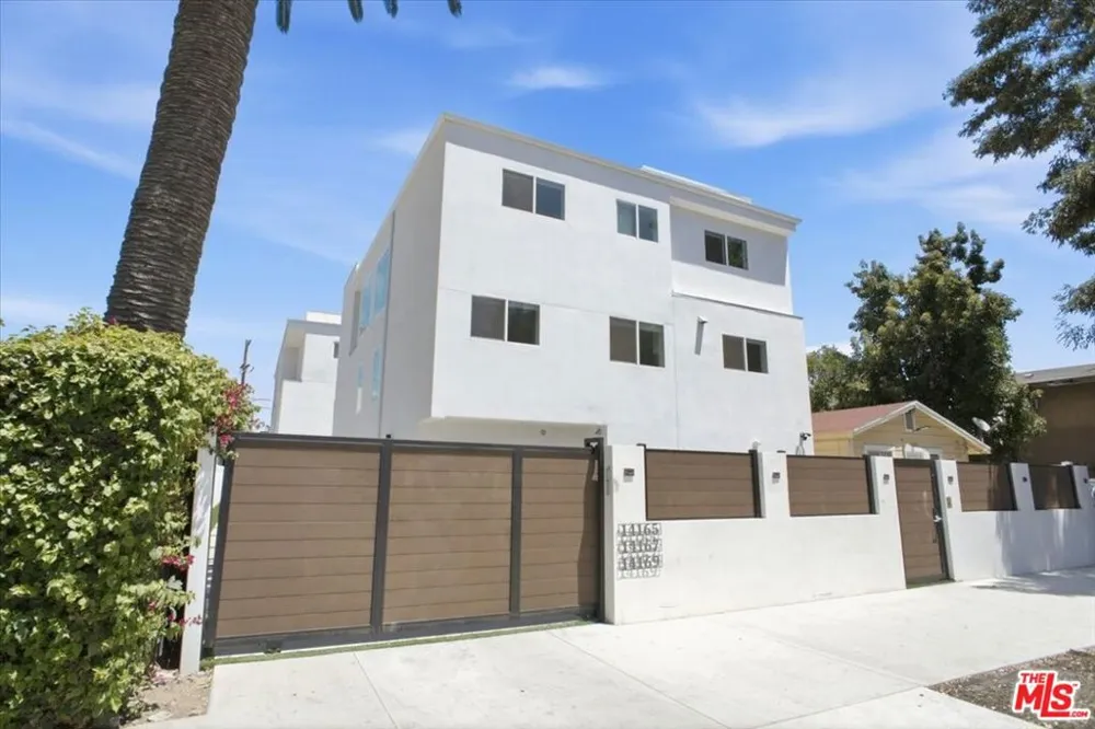 14165 Calvert Street Los Angeles, CA 91401