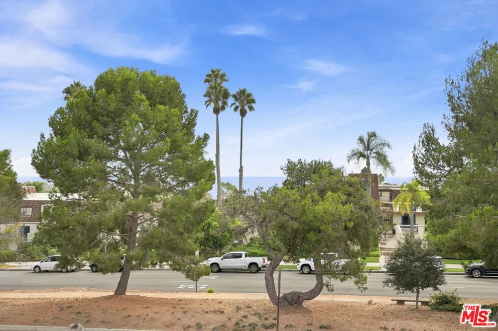 2322 Palos Verdes Drive #202 Palos Verdes Estates, CA 90274